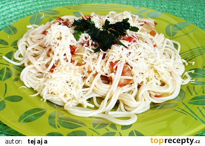 Špagety v rajčatovo - cuketové omáčce