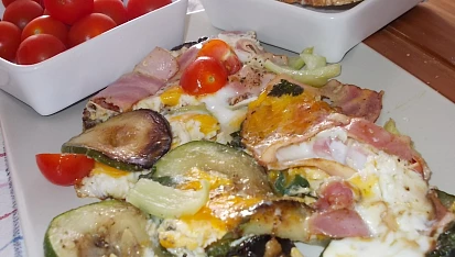 Špenátovo-cuketová omeletka se slaninou / k  snídani /
