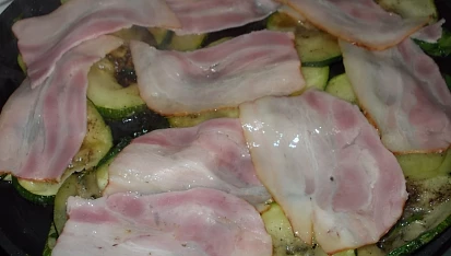Špenátovo-cuketová omeletka se slaninou / k  snídani /