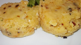 Šťouchané brambory s cibulkou a smetanou