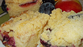 Švestkovo-jablečný koláč se třtinovou drobenkou