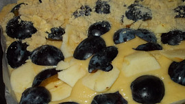 Švestkovo-jablečný koláč se třtinovou drobenkou