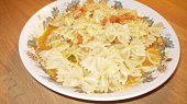 Těstoviny s rajčaty a nivou
