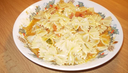 Těstoviny s rajčaty a nivou