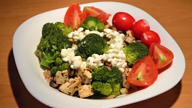 Tofu s žampióny, česnekem a brokolicí