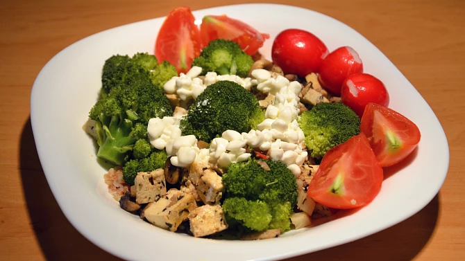 Tofu s žampióny, česnekem a brokolicí