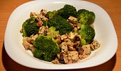 Tofu s žampióny, česnekem a brokolicí