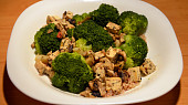 Tofu s žampióny, česnekem a brokolicí