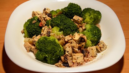 Tofu s žampióny, česnekem a brokolicí
