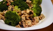 Tofu s žampióny, česnekem a brokolicí