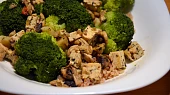 Tofu s žampióny, česnekem a brokolicí
