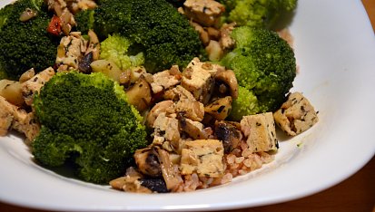 Tofu s žampióny, česnekem a brokolicí