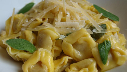Tortellini se šalvějovým máslem (tortellini nodo d´ amore)