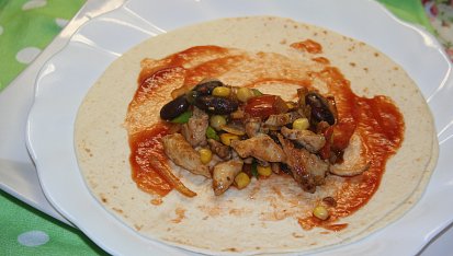 Tortilly s mexico směsí a kuřecím masem