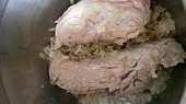 Vepřová plec na smetaně v papiňáku (tlakovém hrnci), Přidáme maso a zprudka opečeme