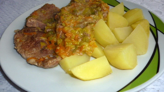 Vepřová plec v pórku s mrkví