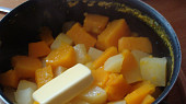 Zapečené kuřecí pod dýňovo-bramborovou kaší, Uařeno s přidáním másla
