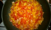 Zapečené těstoviny s anglickou slaninou a paprikovo-rajčatovou směsí (paprikovo-rajčatová směs s anglickou slaninou)