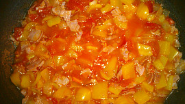 Zapečené těstoviny s anglickou slaninou a paprikovo-rajčatovou směsí