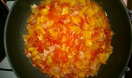 Zapečené těstoviny s anglickou slaninou a paprikovo-rajčatovou směsí