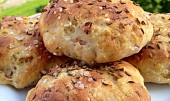 Zelné chlebové placky (Chlebové bochánky s kysaným zelím a uzenou slaninou)