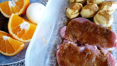 Balíček s vepřovým, cibulí a pomerančovou zálivkou