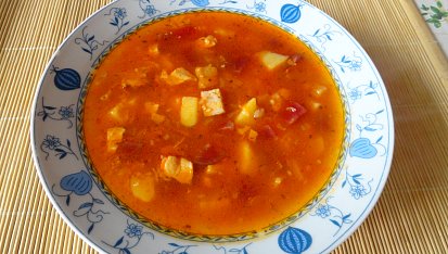 Bramborová polévka s červenou řepou a farmářskou slaninou
