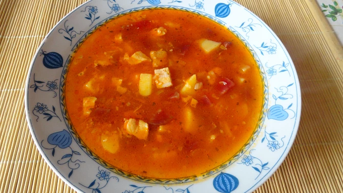 Bramborová polévka s červenou řepou a farmářskou slaninou