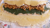 Bramborové rolování s hříbkovou omáčkou a smaženou cibulkou, Pomocí utěrky srolujeme a přeneseme na plech vyložený pečicím papírem