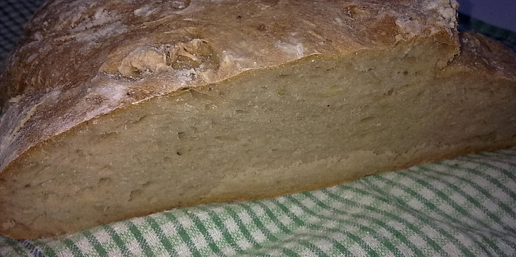 Celokváskový pšenično-žitný chléb (na řezu)