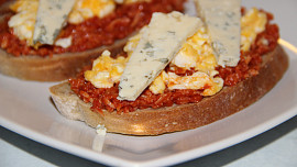 Červená pomazánka s obložením