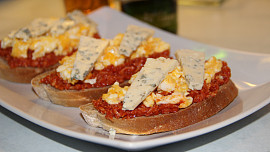 Červená pomazánka s obložením