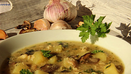 Česneková bramboračka s vaječnou jíškou