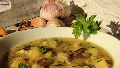 Česneková bramboračka s vaječnou jíškou