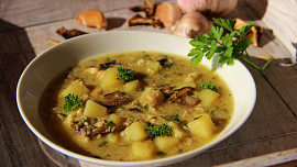 Česneková bramboračka s vaječnou jíškou