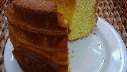 Citronová bábovka s kandovanou citrusovou kůrou