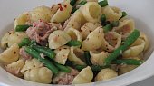 Conchiglie s tuňákem, fazolkami a kapary