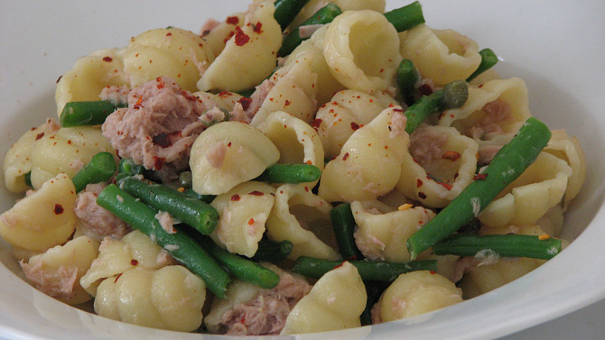 Conchiglie s tuňákem, fazolkami a kapary