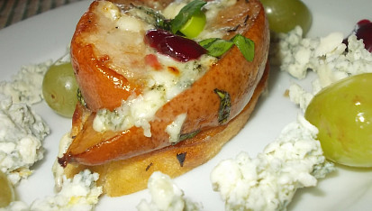 Crostini s hruškou,  octem Balsamico a modrým sýrem