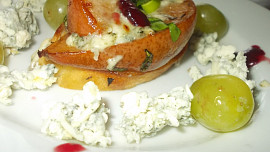 Crostini s hruškou,  octem Balsamico a modrým sýrem