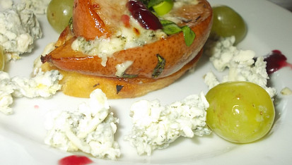 Crostini s hruškou,  octem Balsamico a modrým sýrem