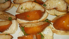 Crostini s hruškou,  octem Balsamico a modrým sýrem