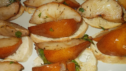Crostini s hruškou,  octem Balsamico a modrým sýrem