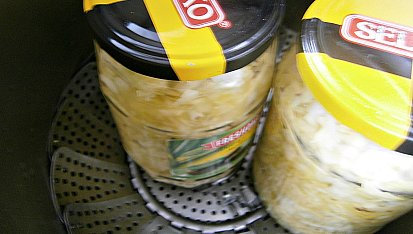 Cuketové zelí zavařené na zimu i jiné roční období, Po hodině sklenice naplníme a zavíčkované zavařujeme při 85st. 10minut.V papiňáku na pařáku pod tlakem 5min.