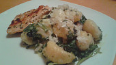 Gnocchi, špenát a kuřecí maso, Podáváme