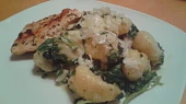 Gnocchi, špenát a kuřecí maso, Podáváme