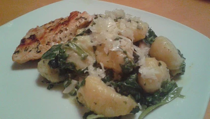 Gnocchi, špenát a kuřecí maso, Podáváme