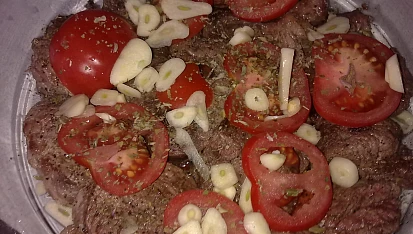 Gratinované řízečky, s rajčaty,česnekem,oreganem