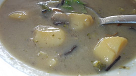 Houbová polévka s pórkem, brokolicí a řapíkatým celerem