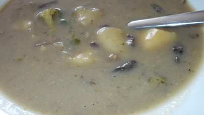 Houbová polévka s pórkem, brokolicí a řapíkatým celerem
